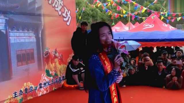 拾荒乞丐符凡迪一夜成名后,回到家乡开演唱会,现场人山人海