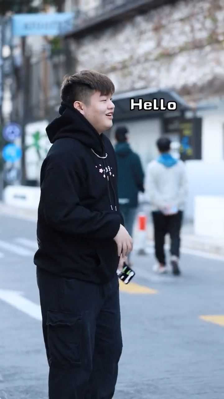 独家揭秘黄钰杰怎么火起来的街头采访有人想捏他的脸吗