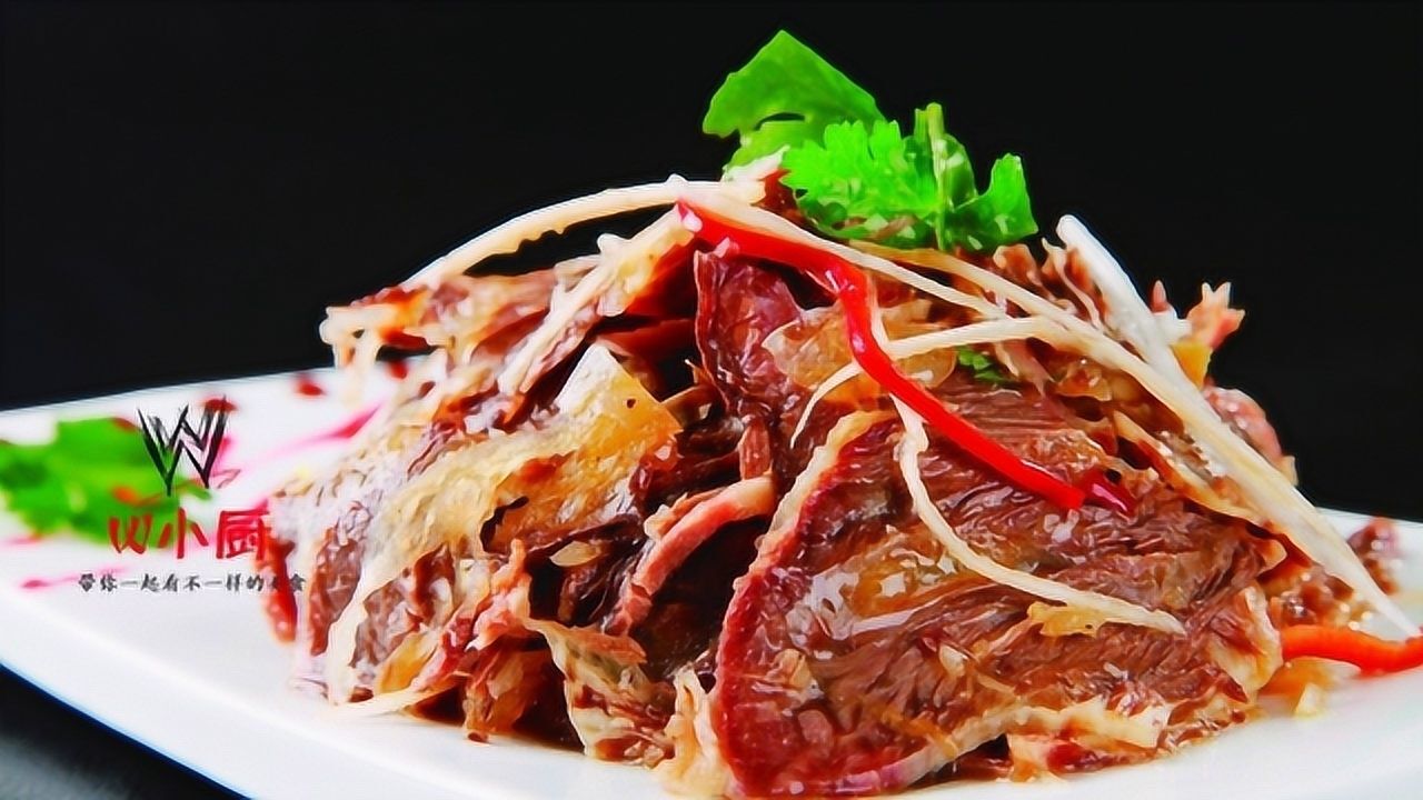 干拌牛头肉是一道家常菜肴,主要是牛头和秘制辣椒油,鲜美可口!