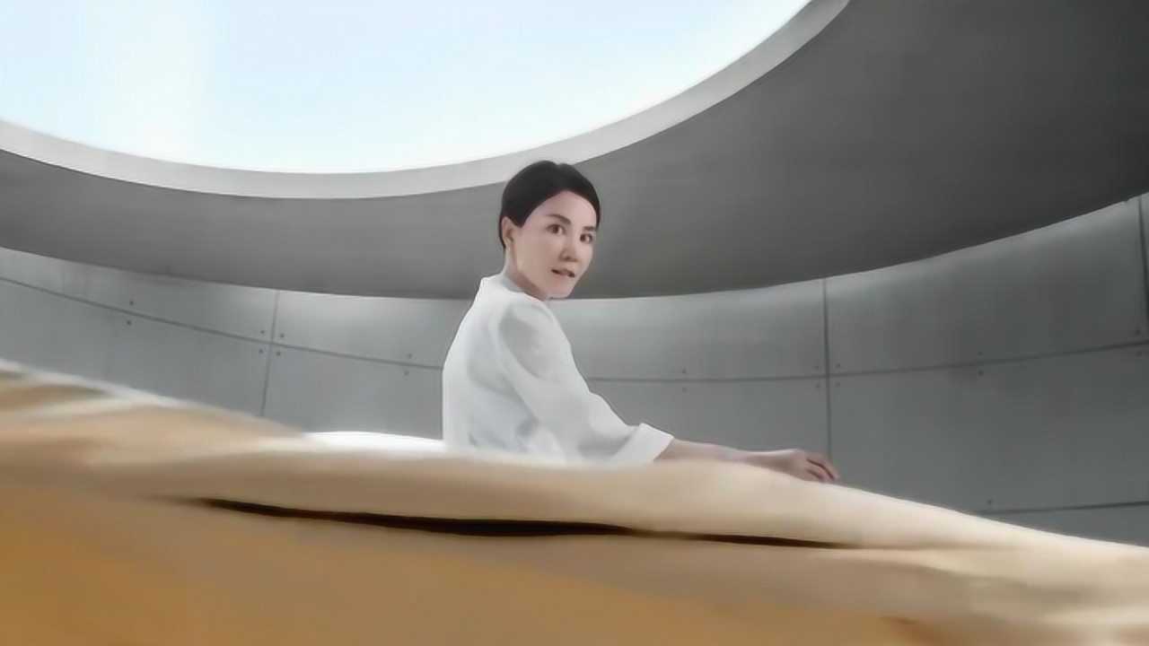 王菲最新大片来袭,短发精致上演侧颜杀,为天价代言费复出狂捞金