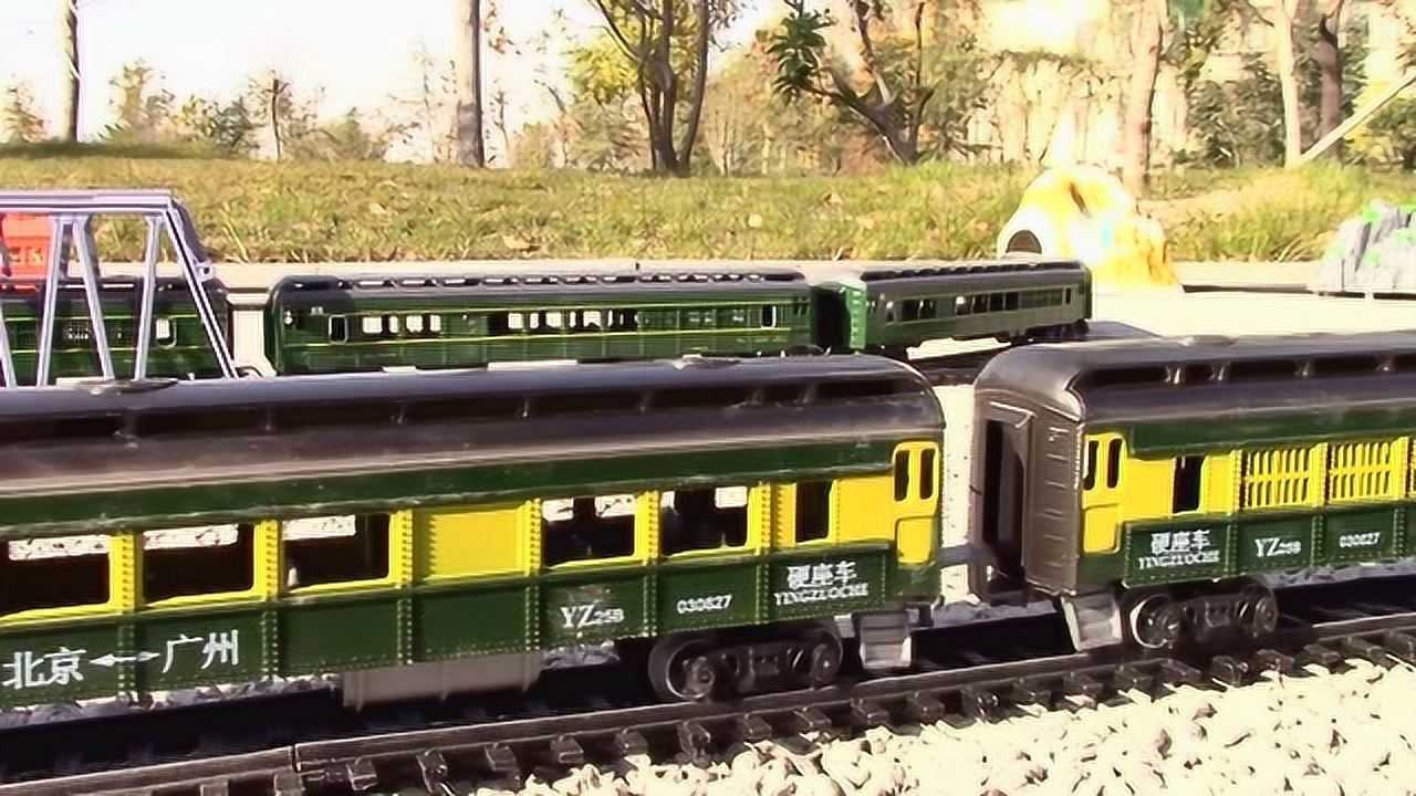 两列经典绿皮火车客运列车模型轨道交叉岔道行驶模拟视频