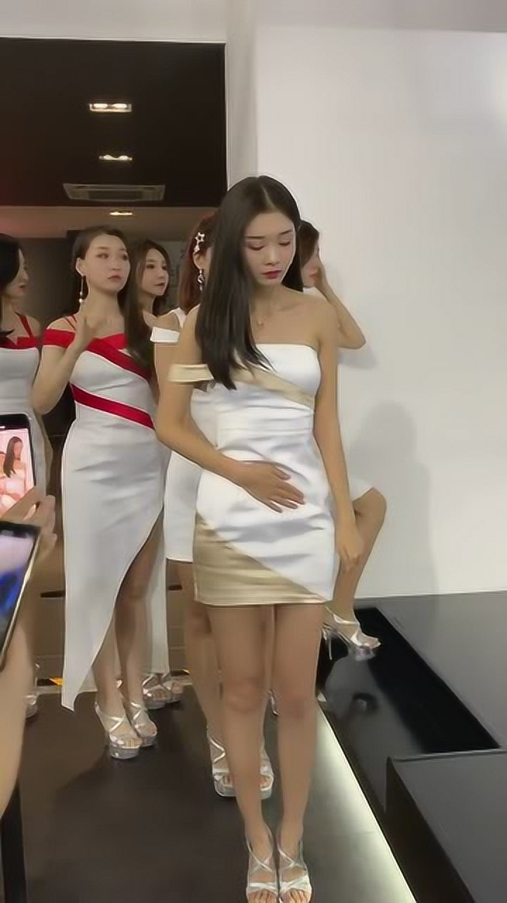 尴尬的这几天，肚子疼的厉害，揉一揉然后继续面带微笑走上舞台_高清