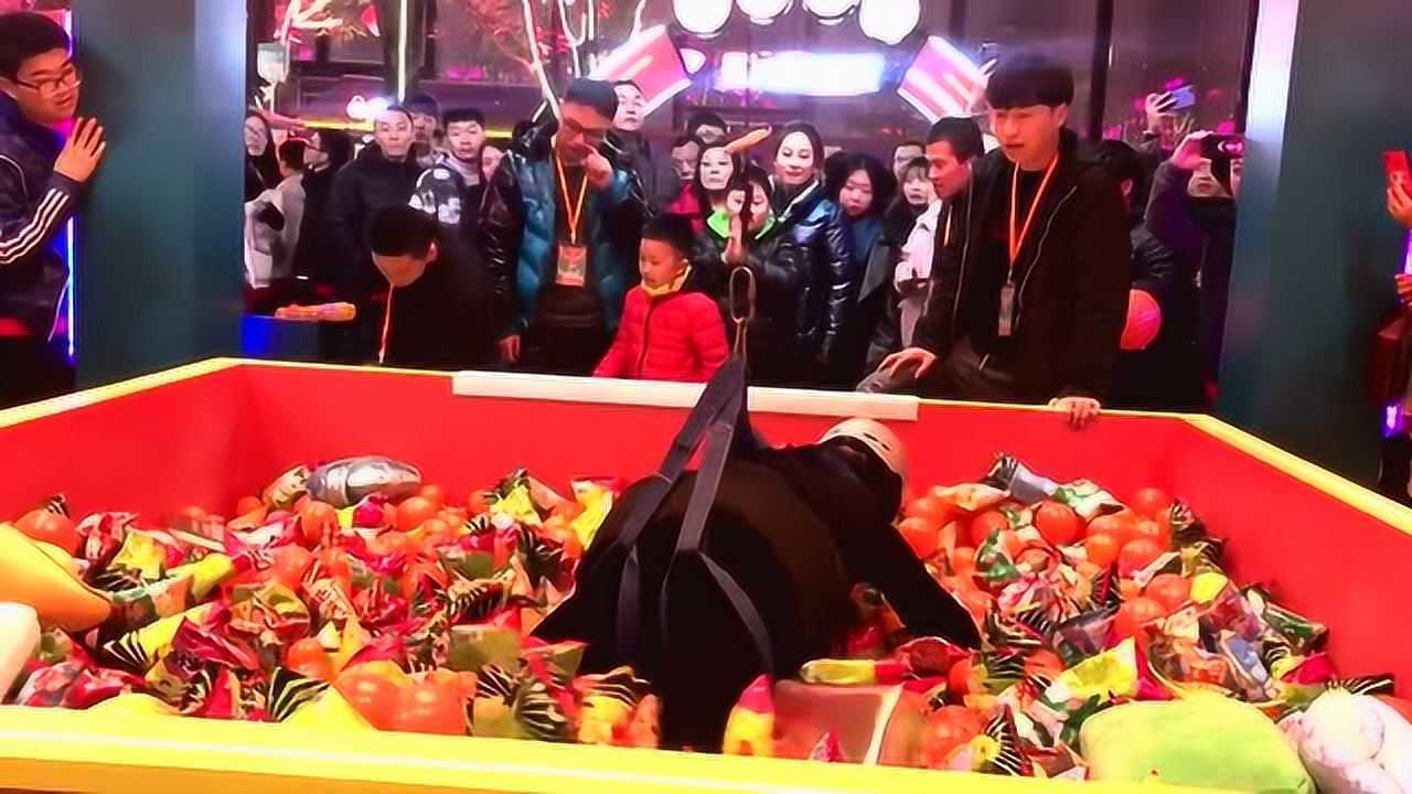 真人娃娃机抓零食