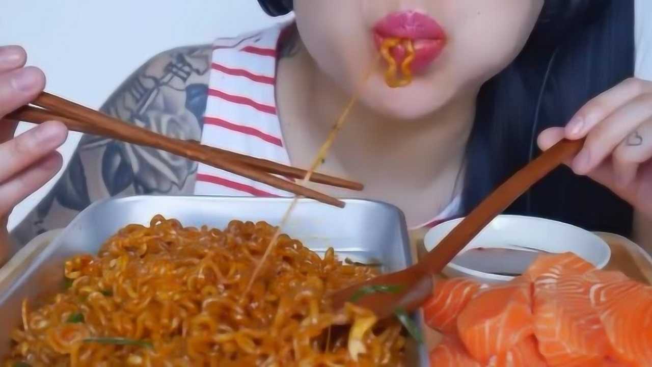 外国吃播微笑姐吃香辣芝士拌面新鲜三文鱼吃的真美味