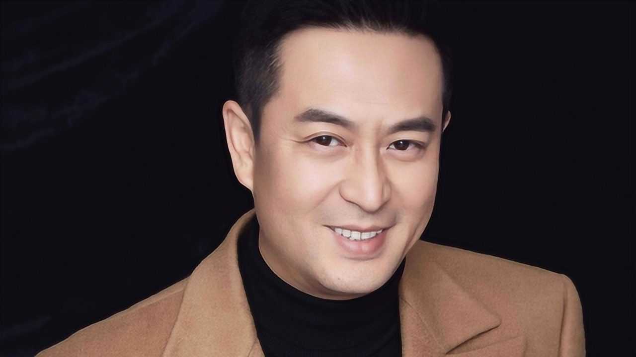 张嘉译为宣传新电影,脚垫木箱子与闫妮姜妍两大女神合影