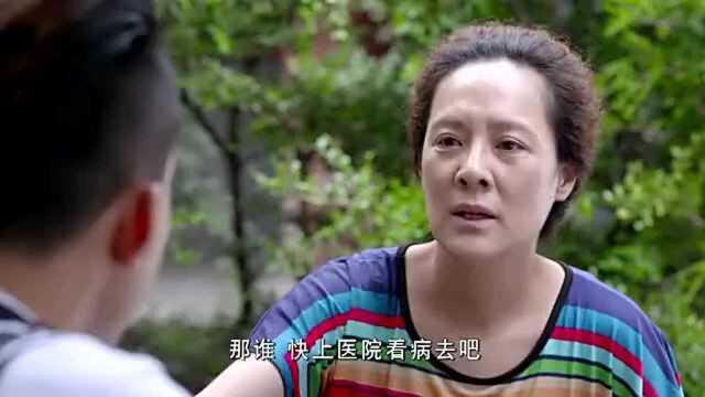 大爷拉二胡,小伙一旁听到落泪,大妈:赶紧上医院看病去吧