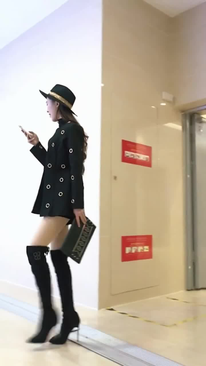 女巨人穿着黑色长筒高跟鞋,现身商场,我动心了