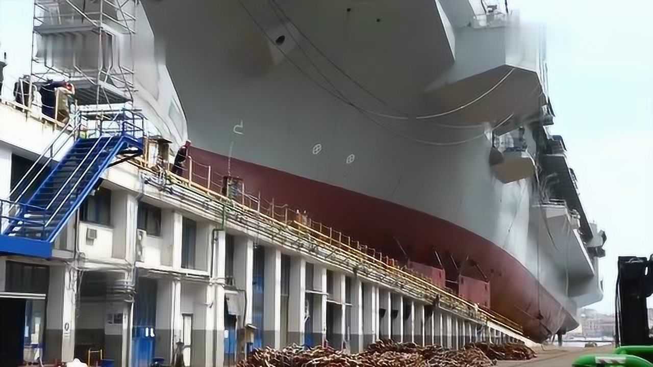 实拍巨型轮船下水瞬间场面超震撼堪比大片