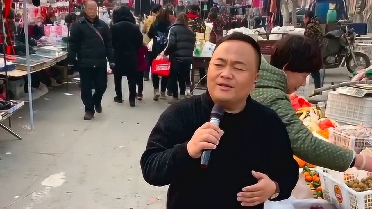 大叔在集市演唱桥边姑娘嗓音沙哑绝对是个实力派