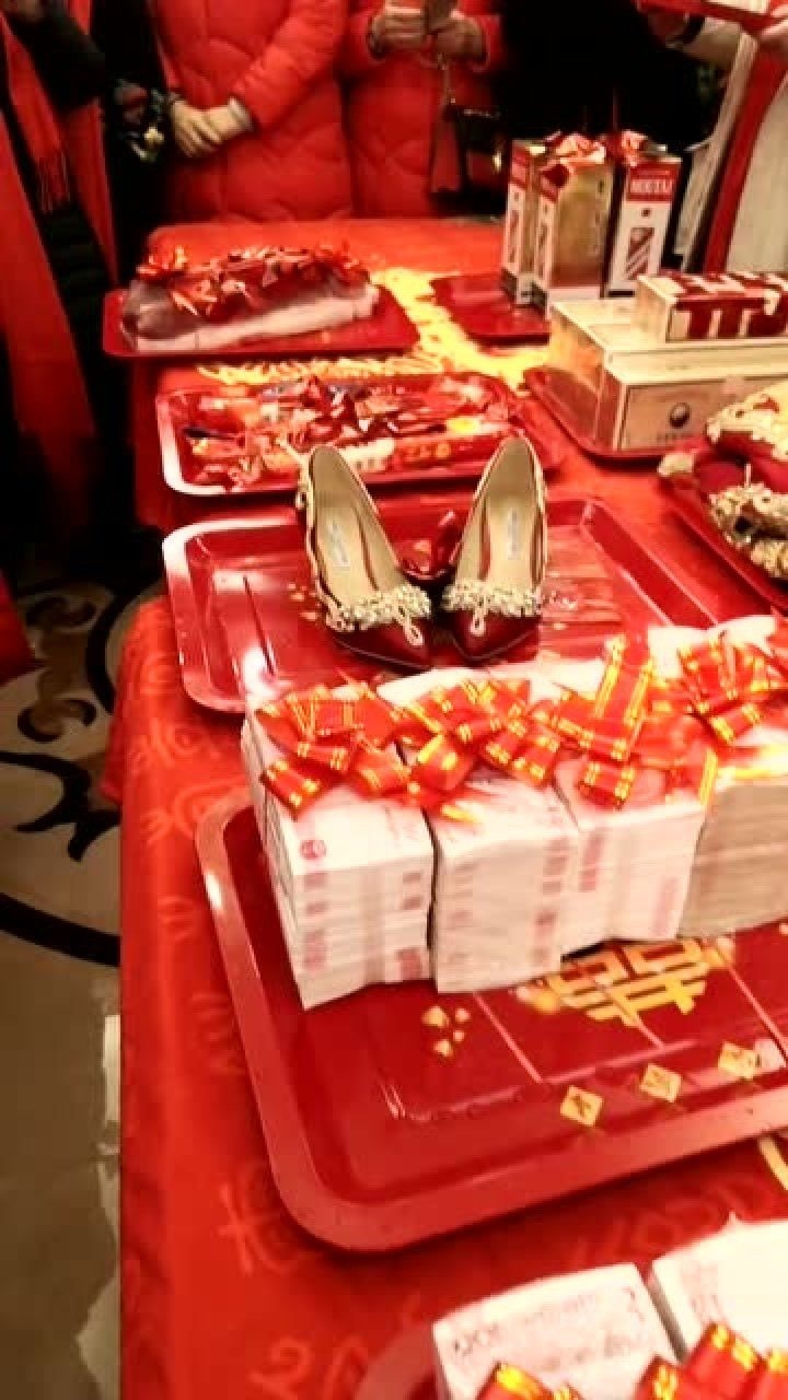 侄女儿结婚男方带来的聘礼看看这两大盆现金