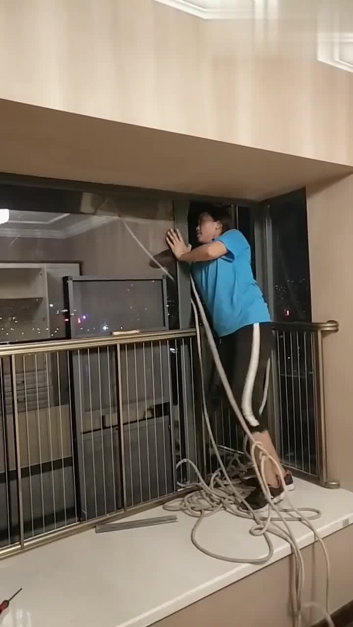 这就是安装空调的工人妹子大晚上装空调外机真不容易