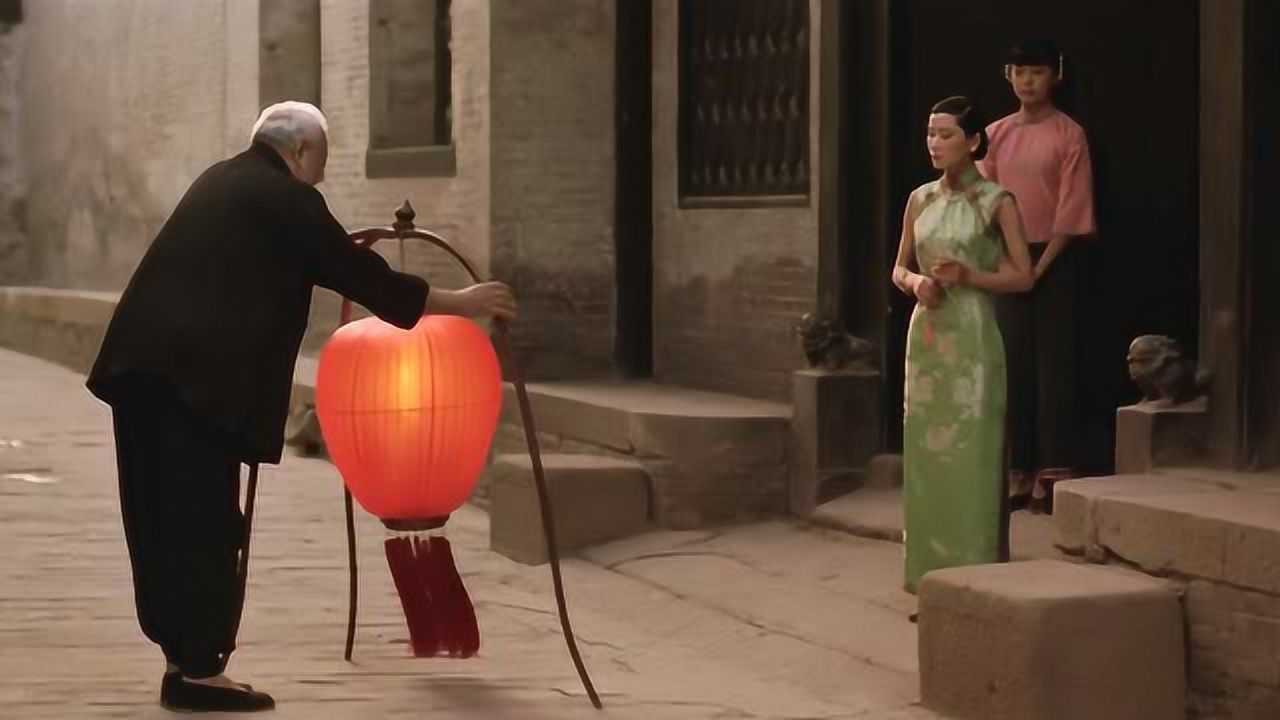 大红灯笼高高挂四太太听着三太太房里的动静竟上瘾的夹起了双脚