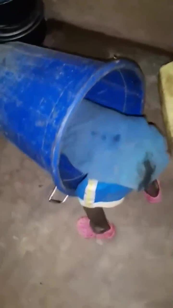 这小子又尿裤子了