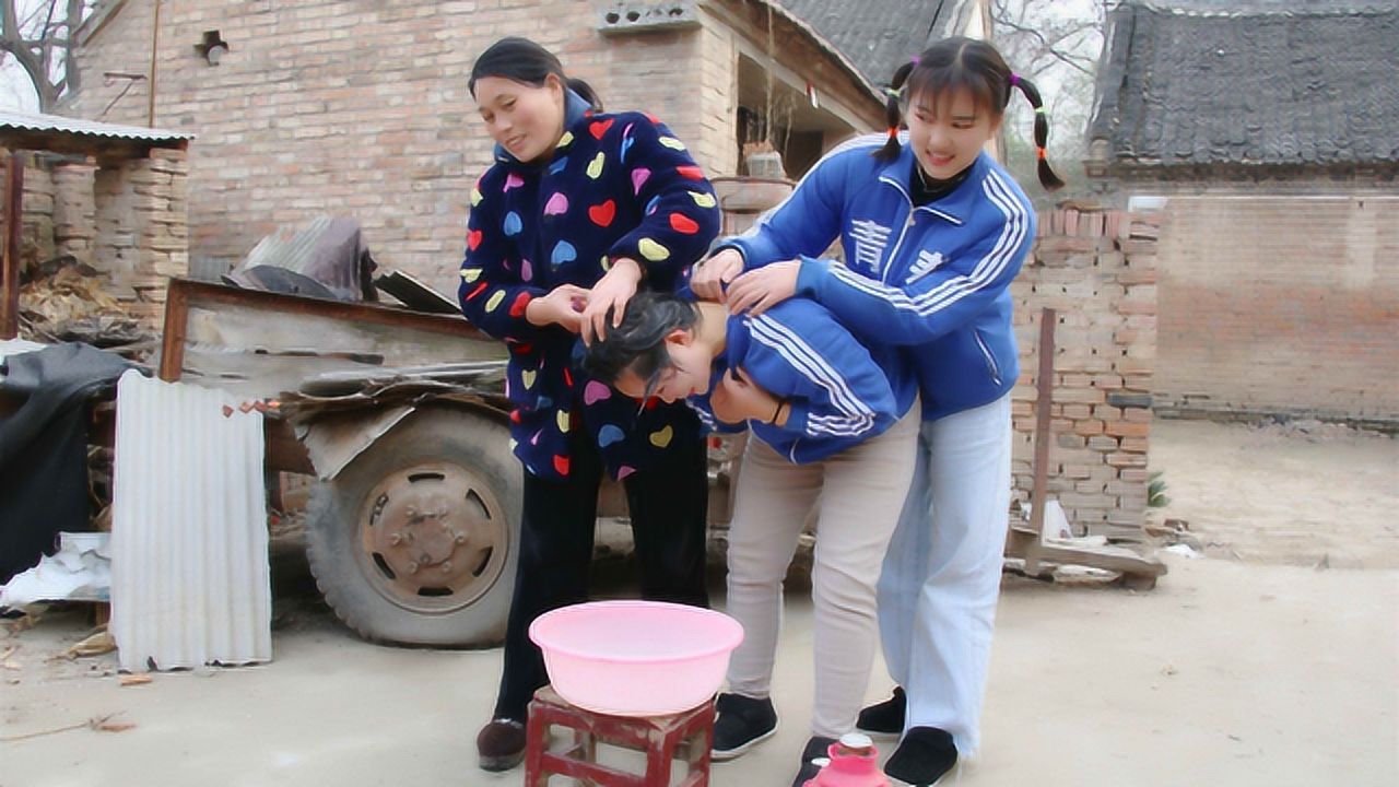 欢欢的童年:欢欢害怕洗头,妈妈和妹妹帮欢欢洗头,要讲究卫生哦