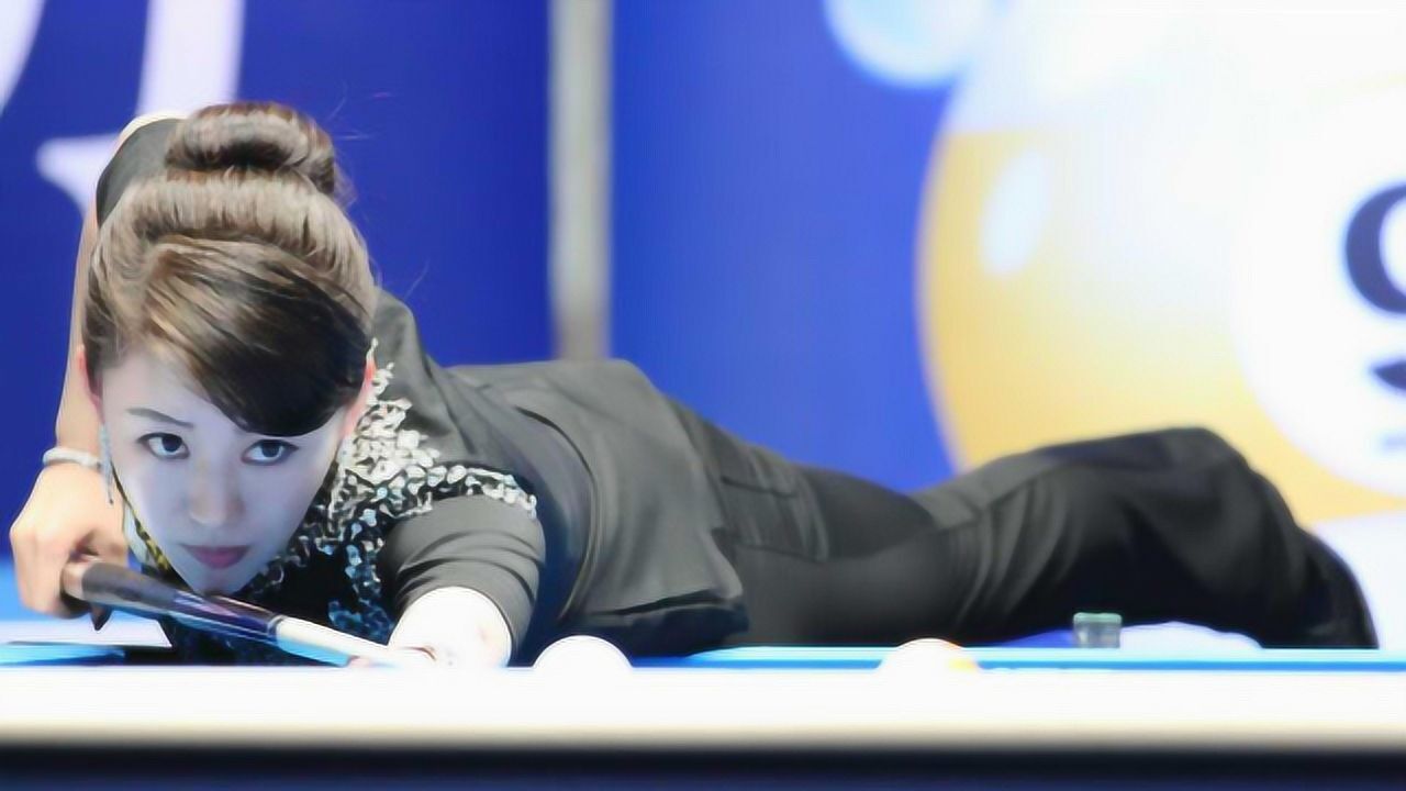 潘晓婷上身碰球被判犯规裁判大屏幕慢镜头回放当事人满脸尴尬