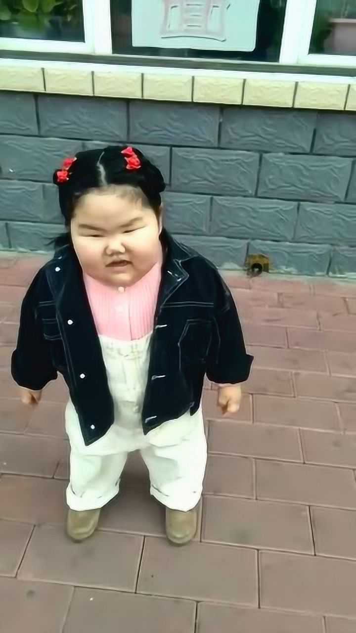 这孩子吃什么了长这么胖,动作太可爱了