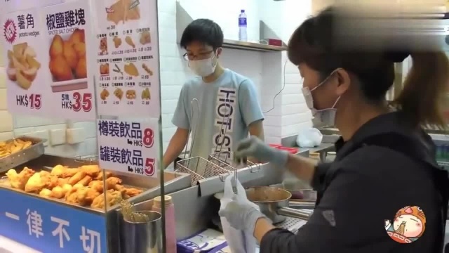 看香港的豪大大鸡排,和内地的真不一样,宣称本店鸡排一概不切