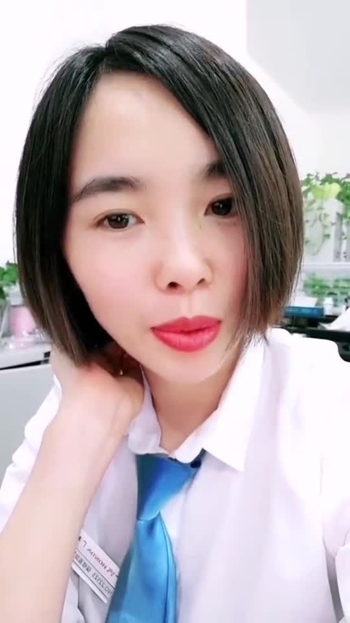 公司新来的女同事,工作之余还不忘自拍