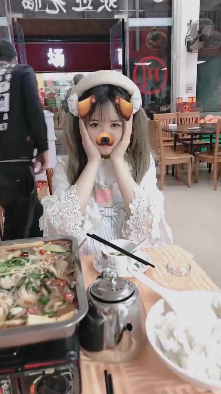 小萝莉：今天她成年了看上的可以下手了你们_高清