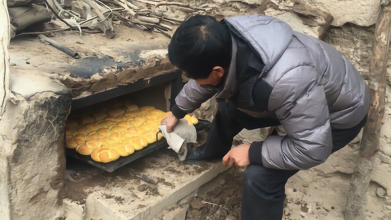甘肃民勤泉嫂土烤箱烤的馍馍,比电烤箱烤的好百倍,你吃过吗?