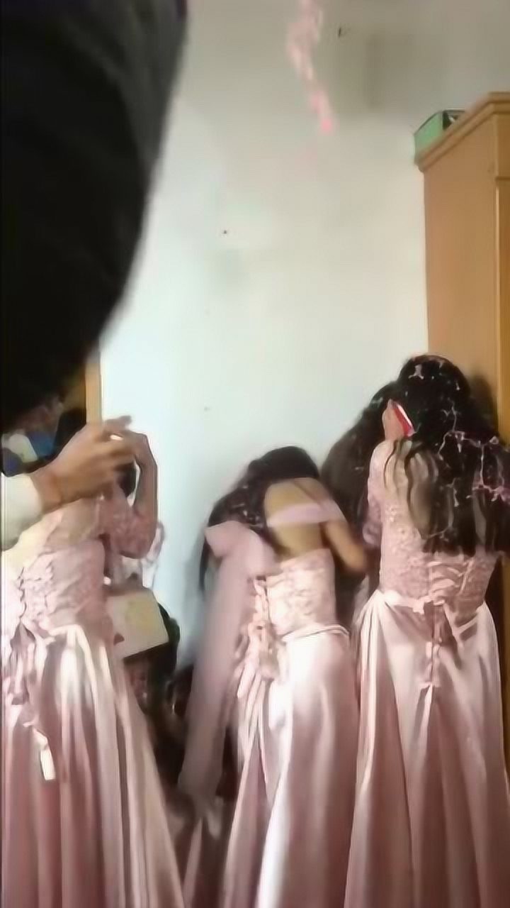 这是我见过最惨的伴娘们被伴郎团堵在墙角竟然还有伴娘反击