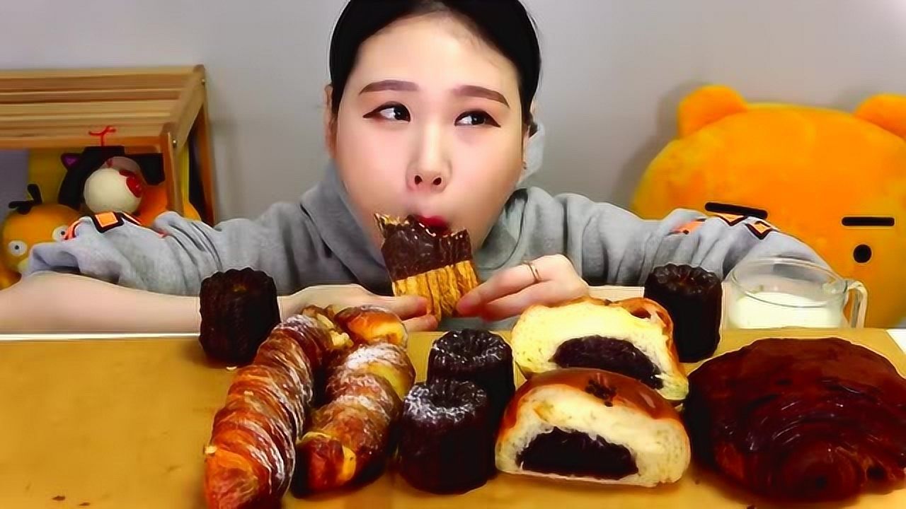 韩国吃播:卡妹吃脏脏包 面包,几口一大个,这吃法真过瘾