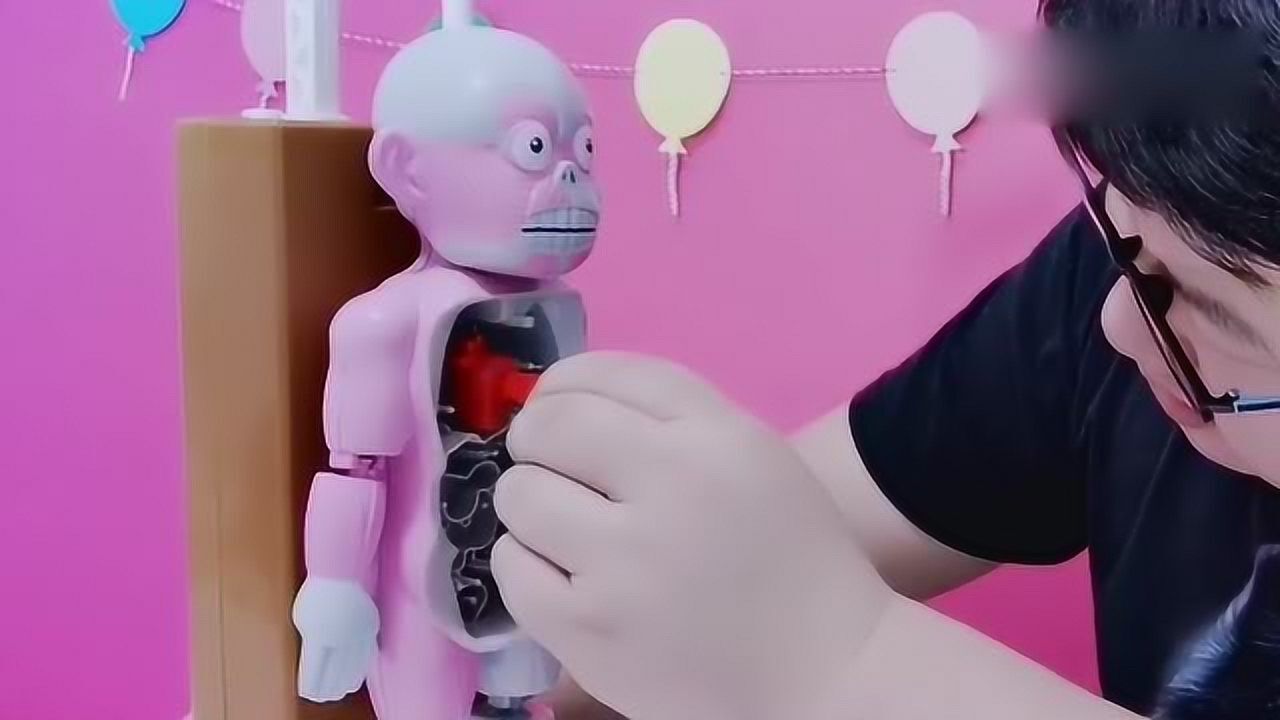 会发狂的人体模型恶搞玩具,一不小心脸会飞出来,过程