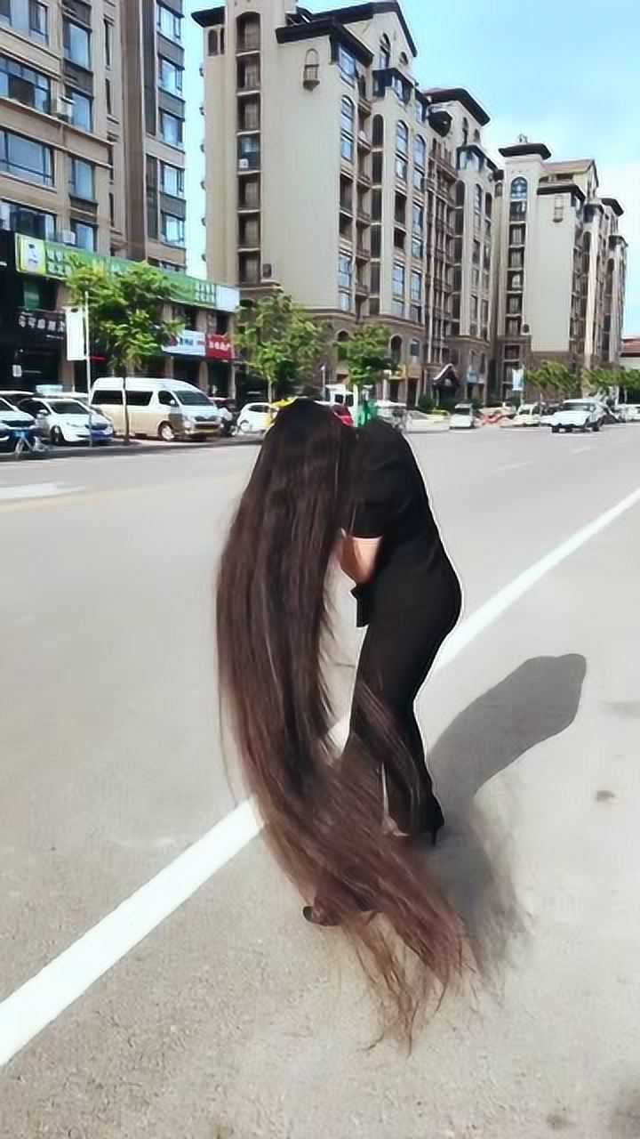 河南最美的长发姑娘,长至穿着高跟鞋还会拖地,这得长多少年