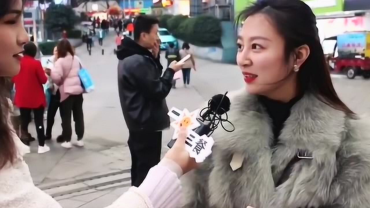 街头随机采访路人给自己的颜值打分这位小姐姐对自己也太自信了吧