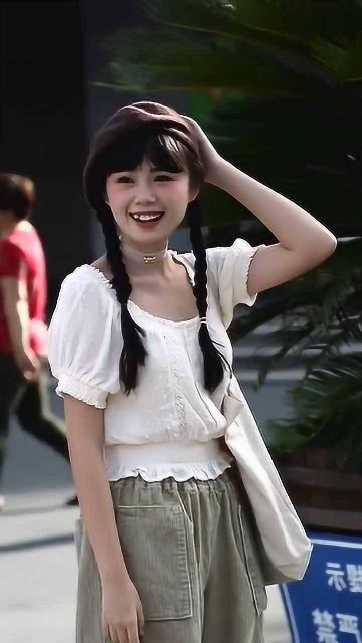 美女街拍:17岁日本超萌小姐姐,害羞的样子真好看