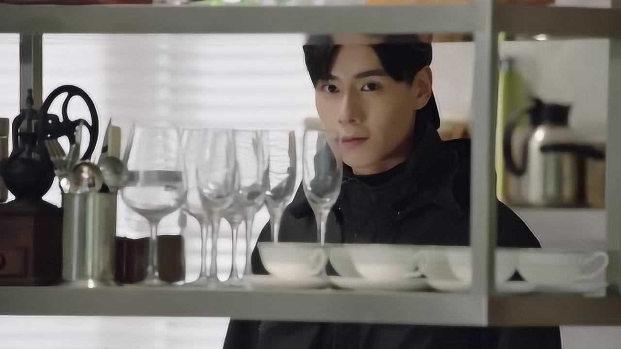 亲爱的热爱的:哇!吴白连倒水的姿势都好帅呀!