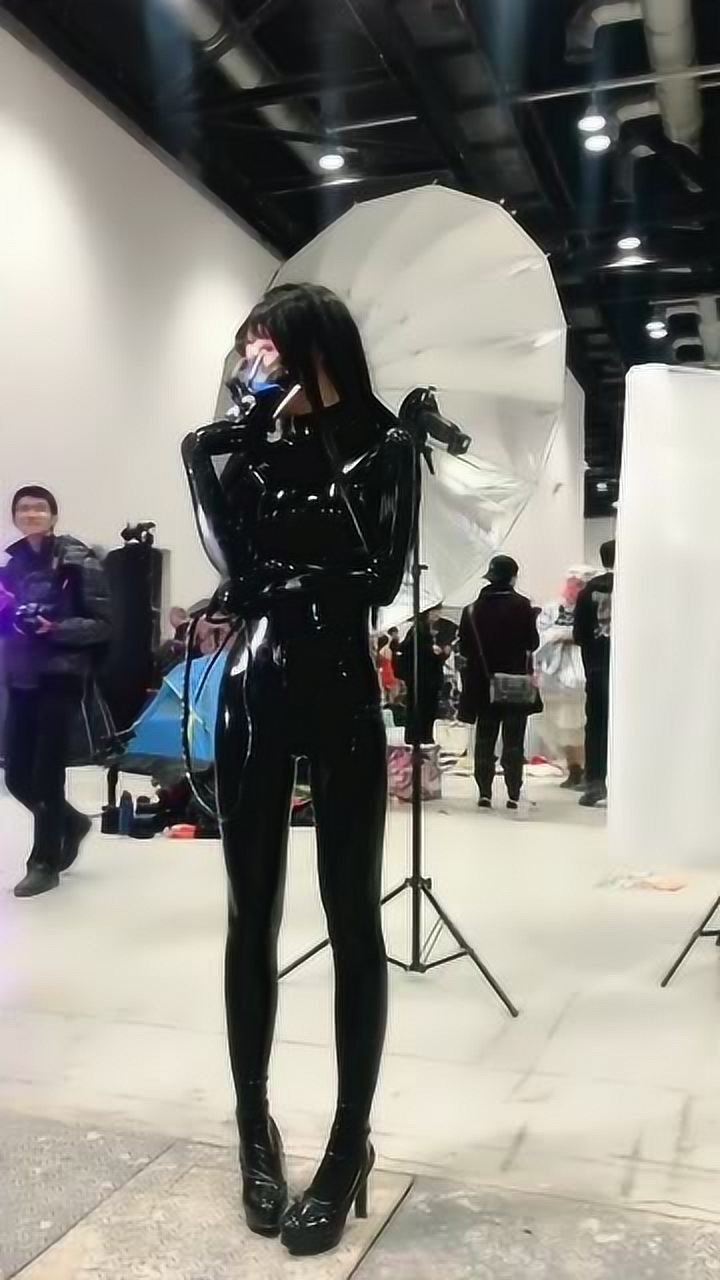 漫展现场小姐姐身穿黑色紧身衣尖头高跟鞋她cos的什么角色