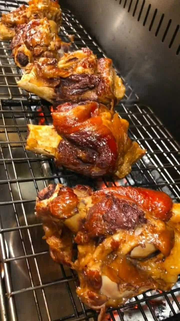 炭火烤大骨头,需要烤制七七四十九分钟才可以吃!