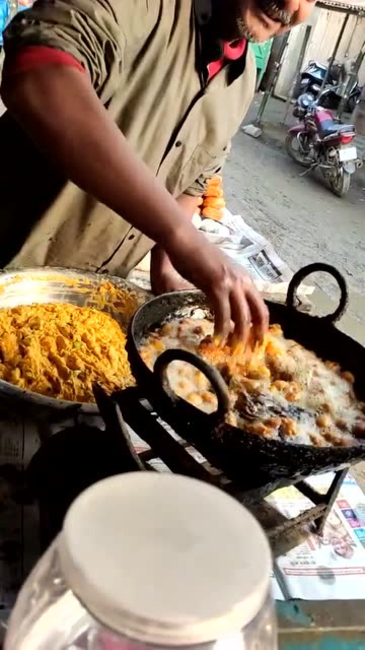 印度人的手真是无所不能这么烫的油锅都能直接捞厉害