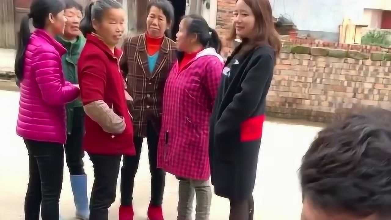 村里的大妈都在议论我女朋友的穿着我们回个家实在是太难了下次晚上来