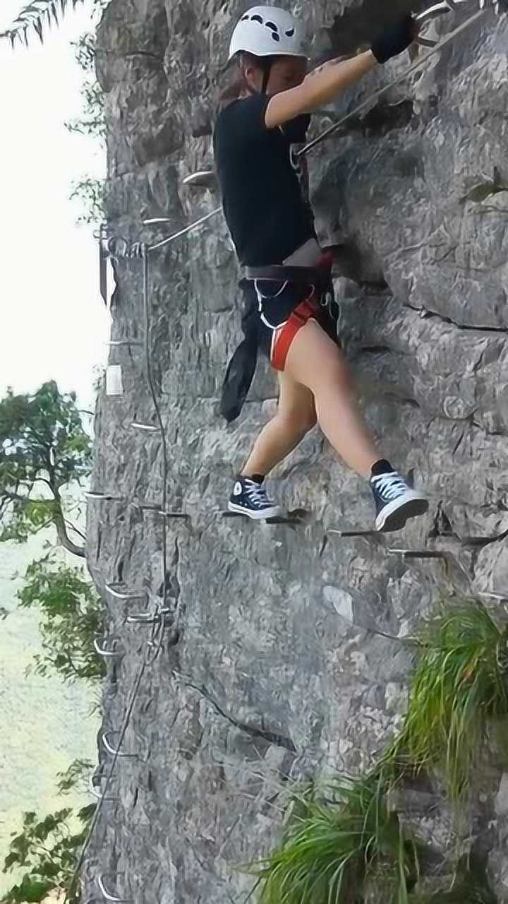 美女是真正的高手在悬崖上做一字马看完不要吓的尿裤子