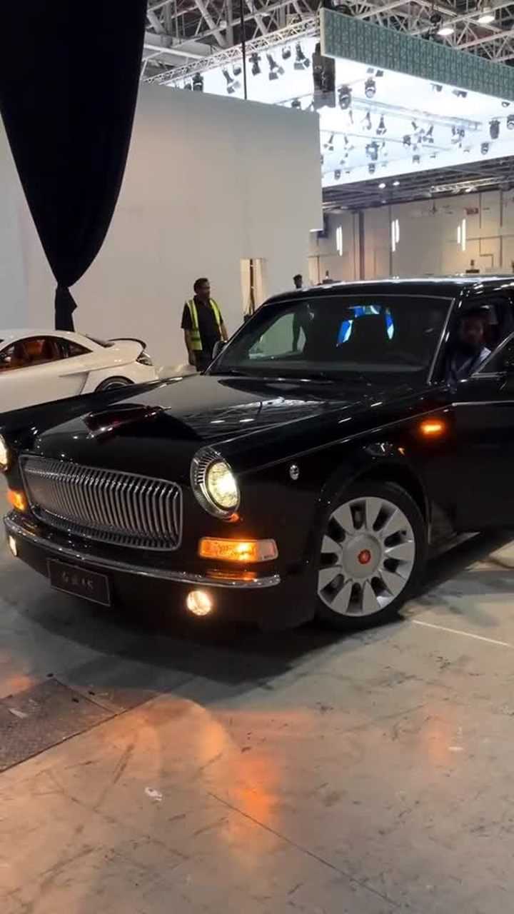 迪拜土豪喜提红旗l5场面太霸气了