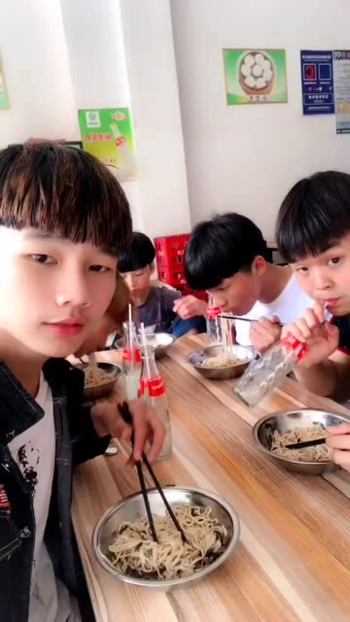 精神小伙集体吃炸酱面喝豆奶