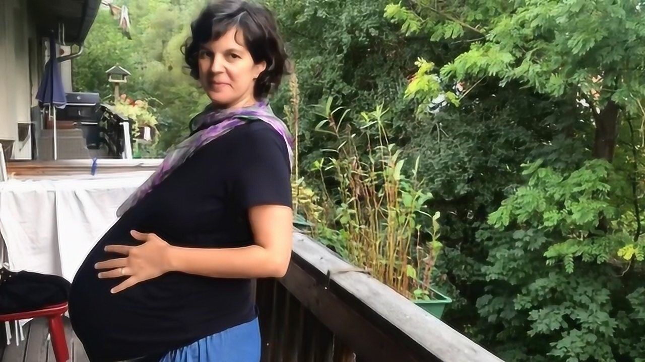 双胞胎孕妈分享自己孕肚变化过程，孕后期这肚子大的真是叹为观止！_高清