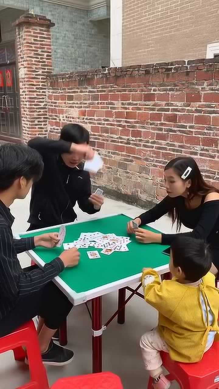 打牌这个气势吓坏队友了