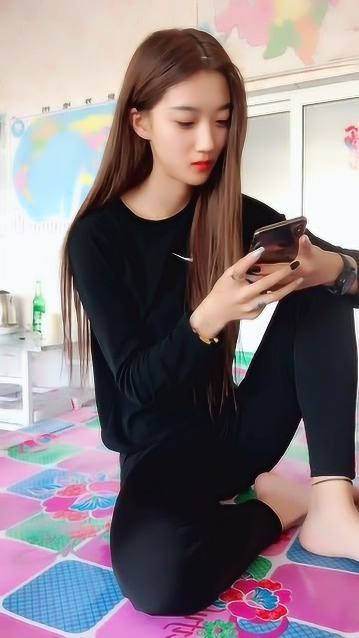 来村长家找村花玩看到她在炕上听曲蹦迪东北妹子不了解一下