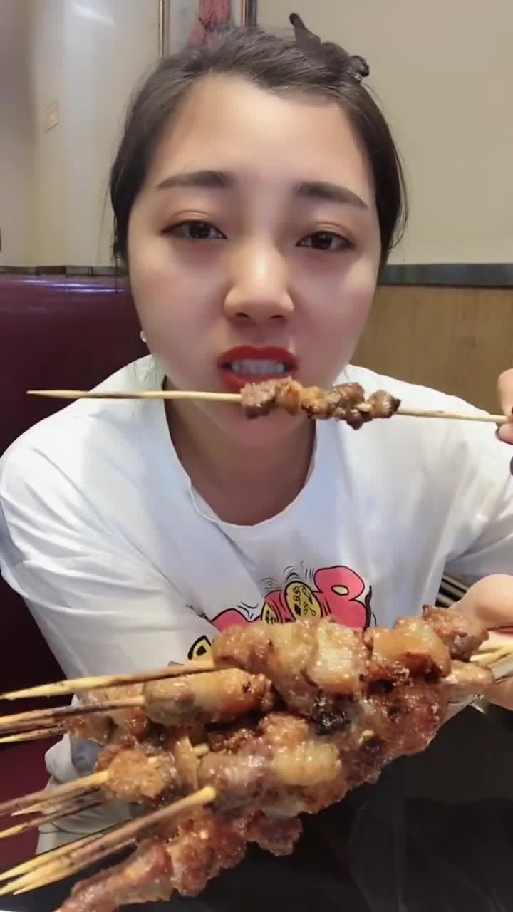 妹子你这也太奢侈了吃个烧烤暴露自己的家庭条件了