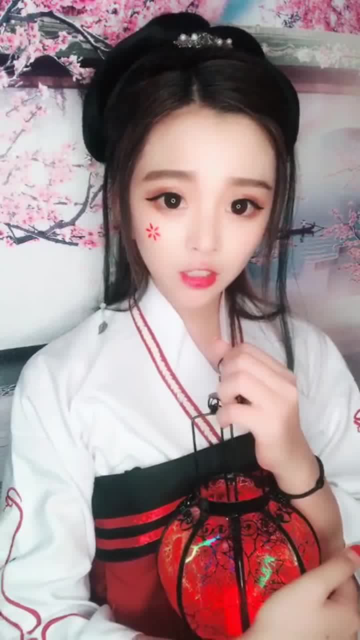 彭十六来了十六穿古装真是太可爱了有种恋爱的感觉