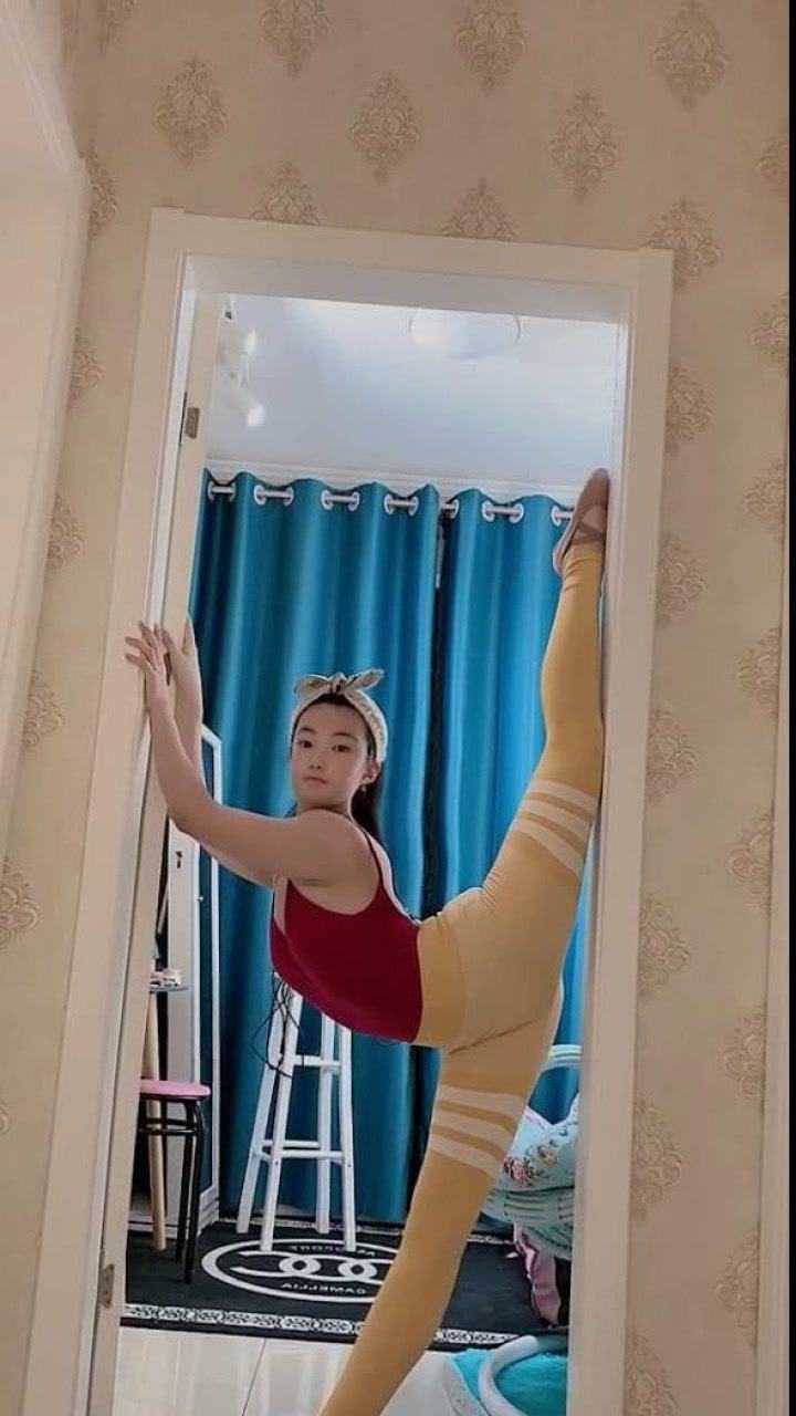 仙气十足的小姑娘家中秀才艺标准的一字马动作真给力