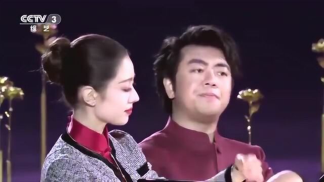 郎朗携手爱妻吉娜演奏钢琴曲《彩云追月》,太精彩了