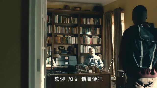 失明恋曲:加文来到比尔家后,发现桌子上厚厚的灰尘