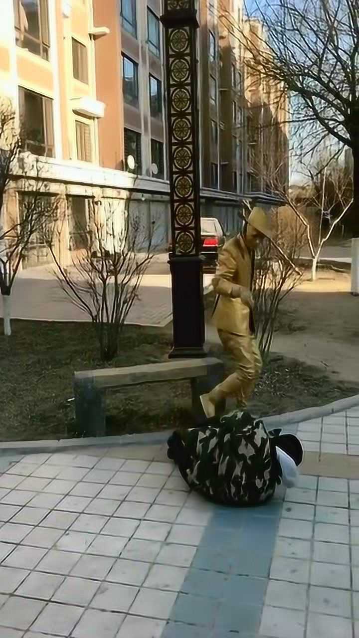 最近网红小金人火了公园里拽着姑娘辫子不放结果小伙倒霉了