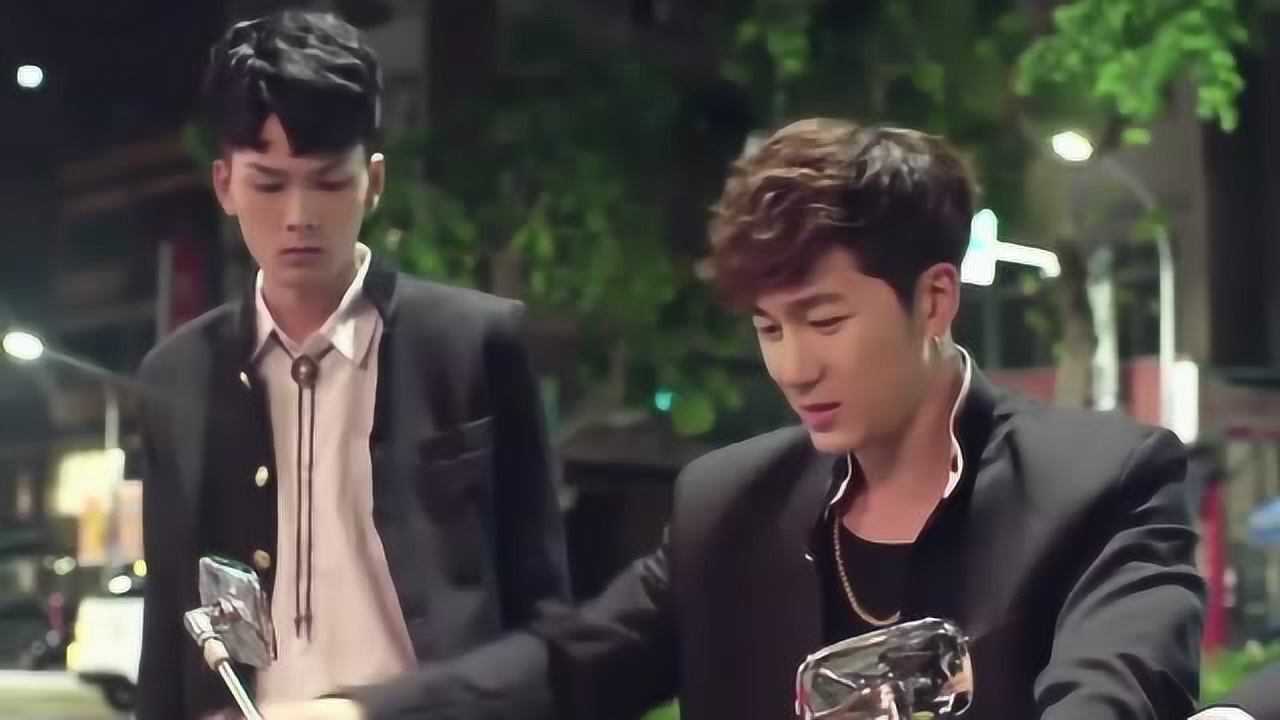 东北插班生东北汉子王虎在台湾开小摩托这技术不是一般的差啊