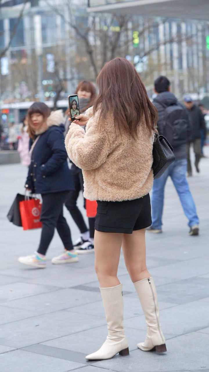 光腿小姐姐转着圈自拍