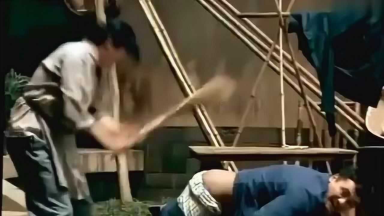 儿子在外闯祸，母亲扒下裤子在院子里打屁股，结果被女同学撞见_腾讯视频